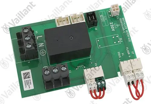 Leiterplatte von Vaillant mit Anschlussklemmen, verschiedene Steckverbindungen und einem schwarzen Bauteil in der Mitte. Verwendung im Installateurinterface.